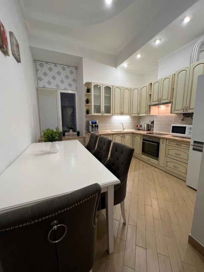 3 Rooms Apartments In The City Centr Lviv Exterior foto